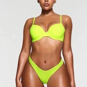Skims. Fits Everybody T-shirt Demi bra. Color: Green Highlighter Style 2293.